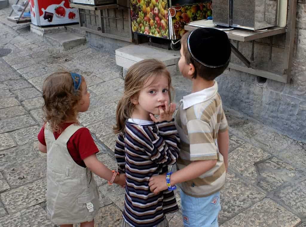 הרב מרדכי אליהו מסביר על חינוך ילדי ישראל וכיבוד הורים פרשת חוקת הרב מרדכי אליהו מסביר על חינוך ילדי ישראל וכיבוד הורים - פרשת חוקת 1