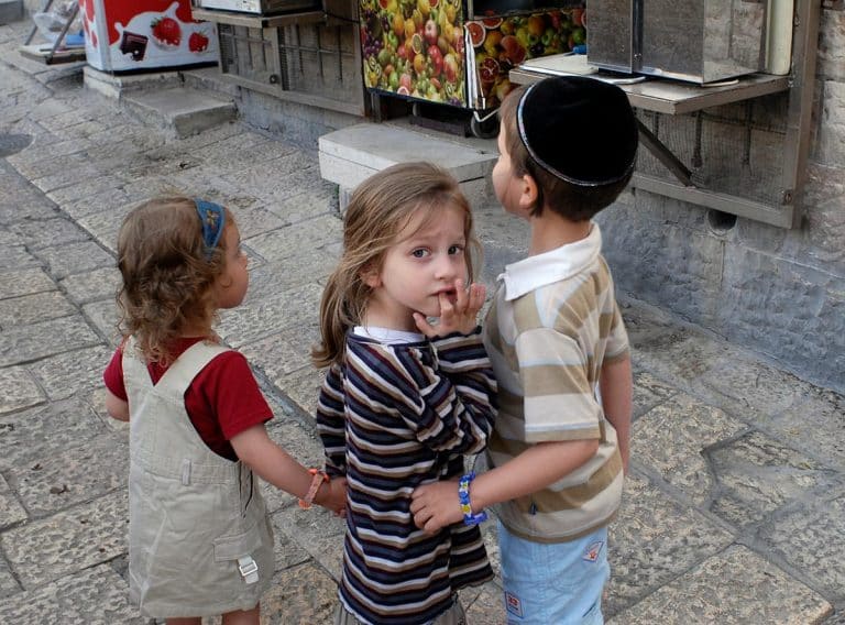 הרב מרדכי אליהו מסביר על חינוך ילדי ישראל וכיבוד הורים פרשת חוקת הרב מרדכי אליהו מסביר על חינוך ילדי ישראל וכיבוד הורים - פרשת חוקת 1