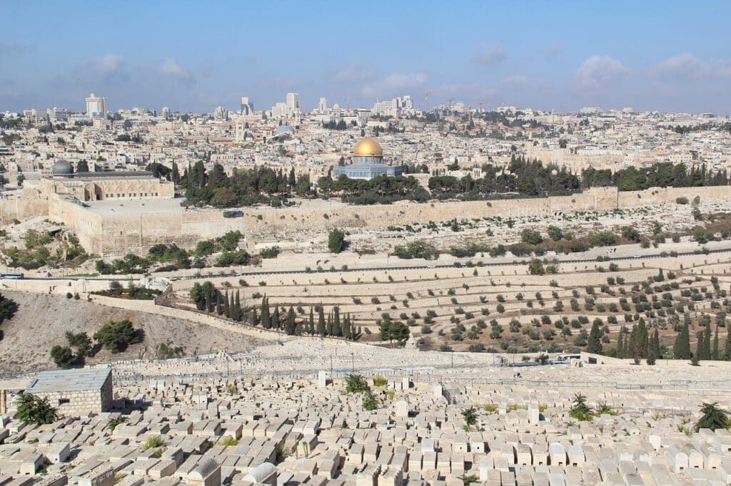 tourism 3227414 1280 3 טיפים בקניית יודאיקה לבית 1