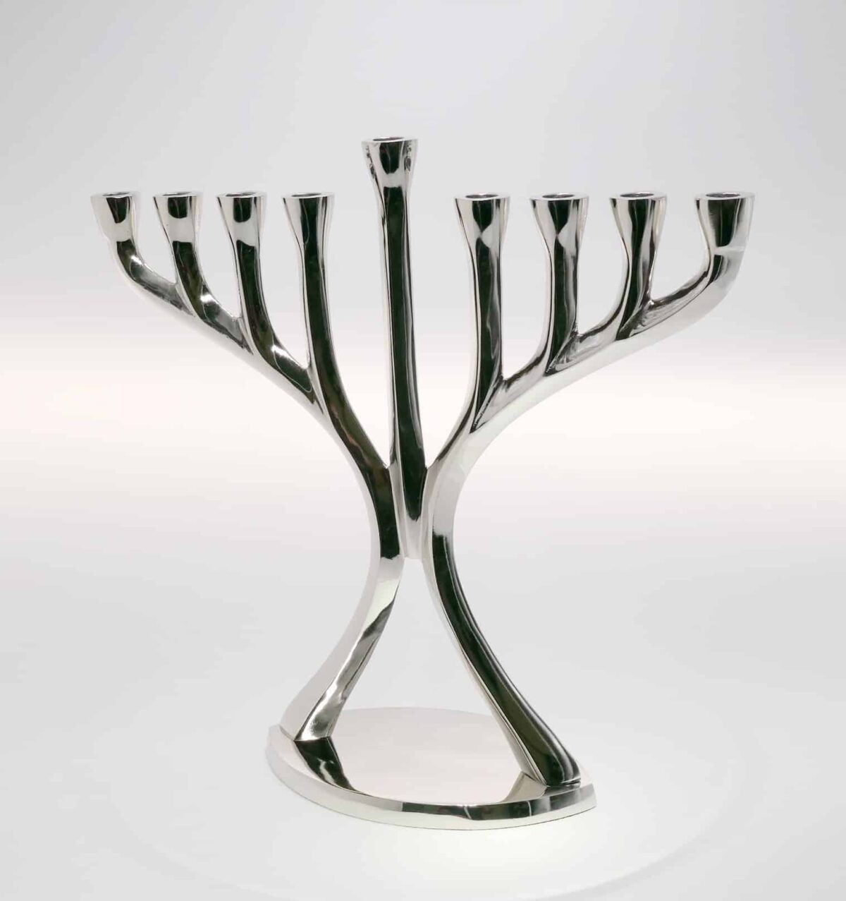 חנוכיית ניקל מהודרת בסיס אובלי – גוון כסף – 30 ס"מ – דגם 51167