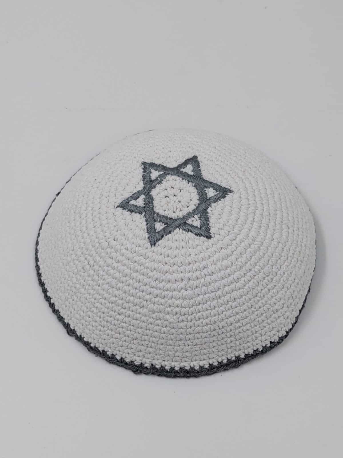 כיפה סרוגה עבודת מכונה  – לבן עם מגן דוד אפור – 17 ס"מ