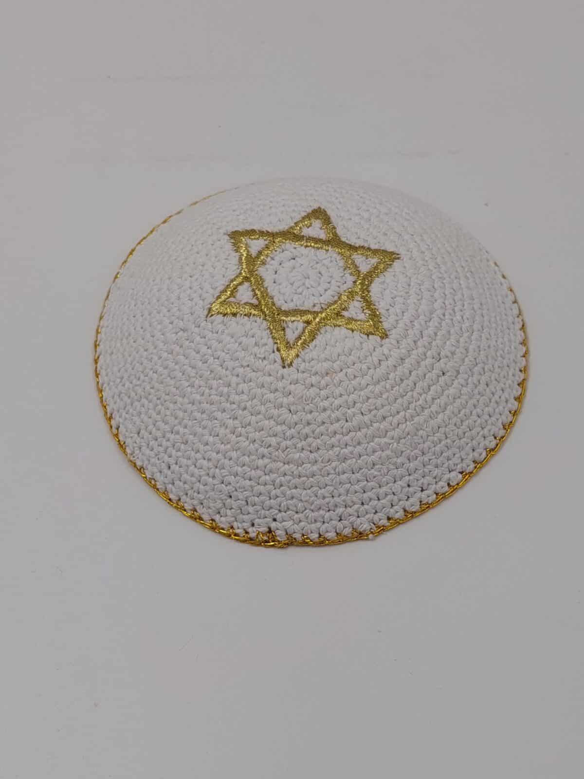 כיפה סרוגה עבודת מכונה  – לבן עם מגן דוד זהב – 15 ס"מ