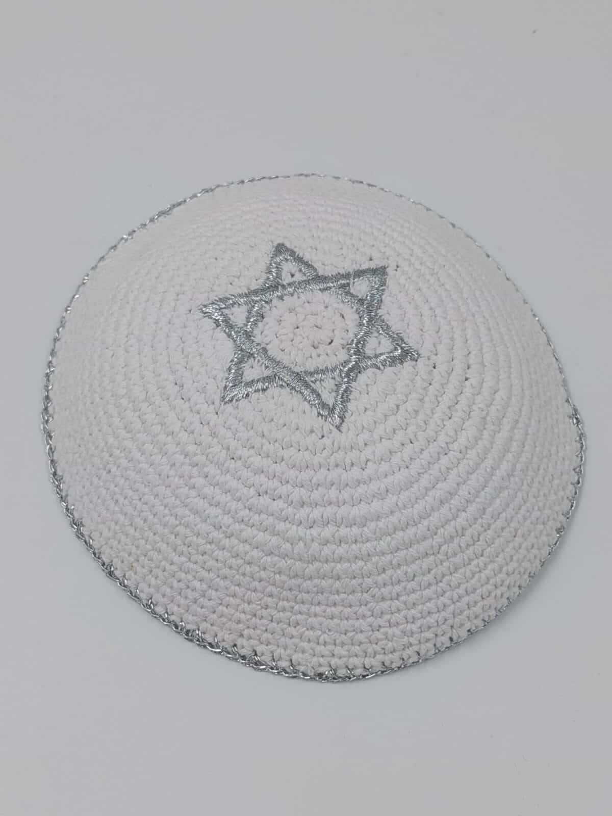כיפה סרוגה עבודת מכונה  – לבן עם מגן דוד כסף – 16 ס"מ