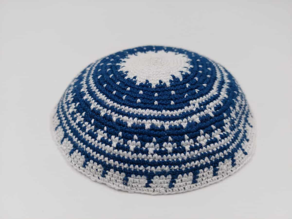 כיפה סרוגה עבודת יד  – גווני לבן וכחול – 14 ס"מ