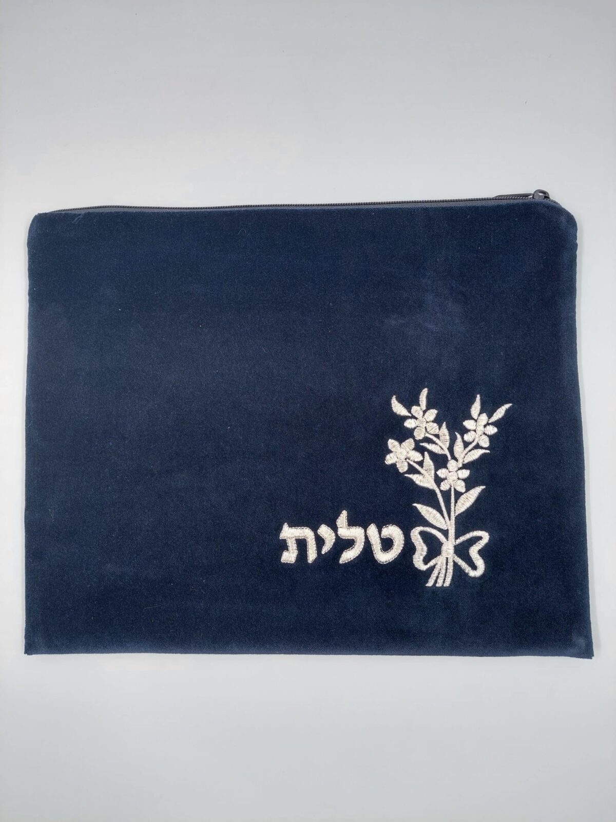 סט כיסוי לטלית ותפילין –  קטיפה כחול כהה – בשילוב רקמה פינתי פרח גבוה כסף
