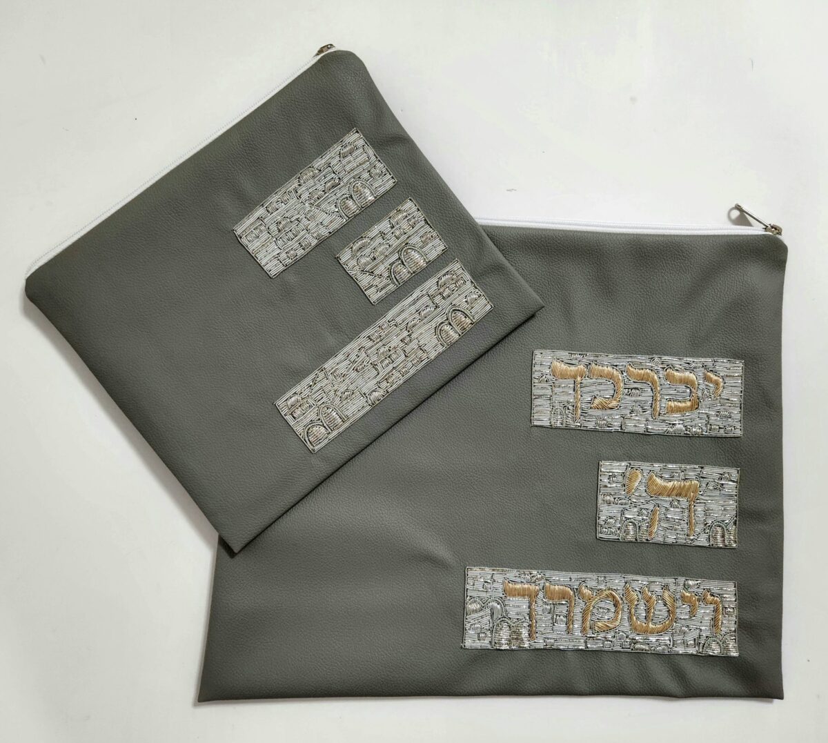 סט כיסוי לטלית ותפילין אימפלה דמוי עור – אפור בשילוב יברכך זהב – ע"י חוטי כסף