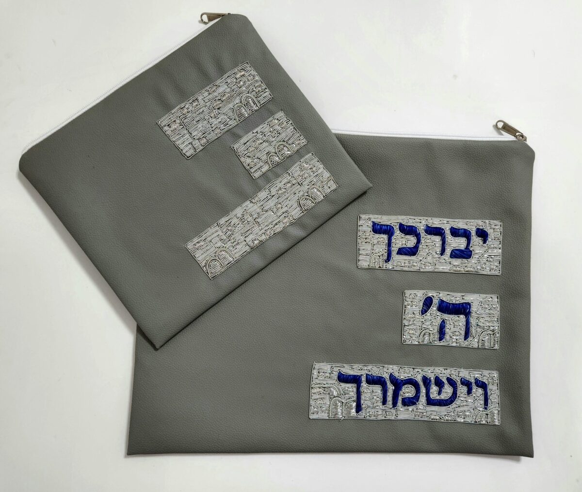סט כיסוי לטלית ותפילין אימפלה דמוי עור – אפור בשילוב יברכך כחול – ע"י חוטי כסף